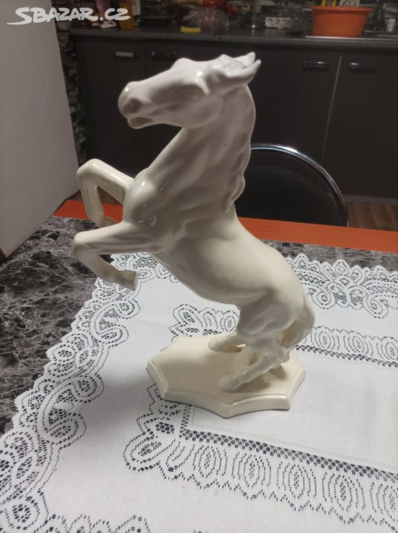 Porcelánová soška koně,